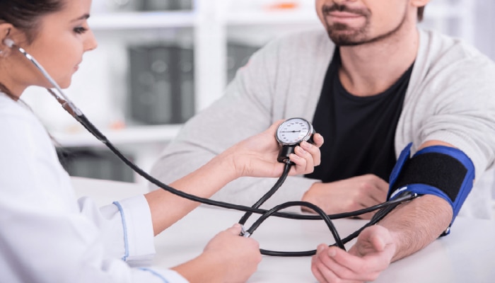 वयाप्रमाणे पुरुषांचं Blood Pressure किती असलं पाहिजे? पाहा लिस्ट