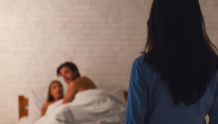 Extra Marital Affair : तुम्हाला बायकोने गर्लफ्रेंडसोबत रंगेहाथ पकडलं तर कायदा काय सांगतो  