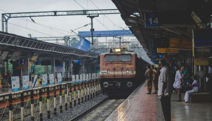 Indian Railway: देशातील या रेल्वे स्टेशनचं नाव फक्त दोन अक्षरी! इथे ट्रेन फक्त दोन मिनिटं थांबतात