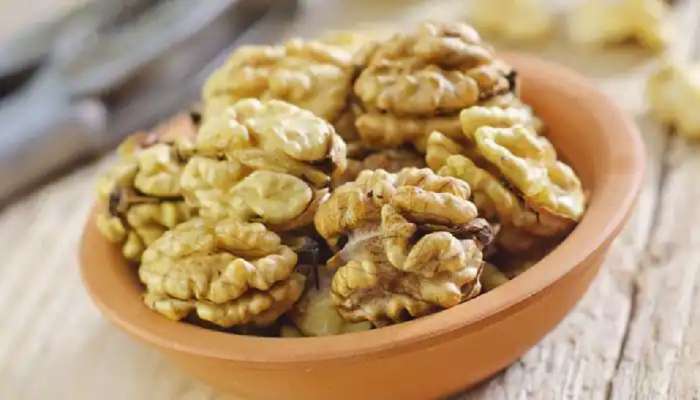 रोज सकाळी रिकाम्या पोटी अक्रोड खाण्याचे फायदे काय, जाणून घ्या