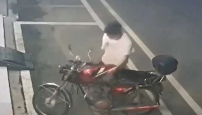 बाइक चोरी करण्यास चोराला आलं अपयश, असा काढला राग Video Viral