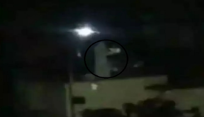 Ghost Video: घराच्या छतावर दिसली पांढरी आकृती.. &#039;भुताचा व्हिडीओ&#039; होतोय व्हायरल.