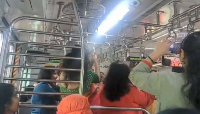 Mumbai Local Train Garaba : भांडणं-धक्काबुकी पाहिली, आता पाहा मुंबई लोकलमधील गरबा,VIDEO होतोय व्हायरल 