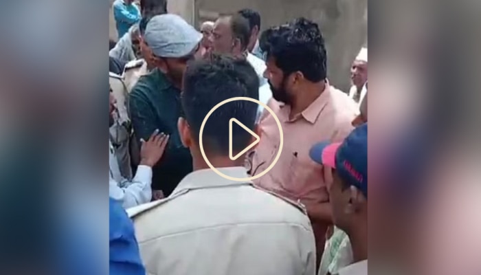 बच्चू कडूंना अचानक काय झालं? पोलिसांसमोर कार्यकर्त्याच्या कानशिलात लगावली, VIDEO तुफान व्हायरल