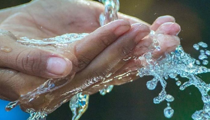 चुकूनही कोणाच्या हातावर ठेवू नका 'या' गोष्टी, क्षणात निघून जाईल घरातली भरभराट 