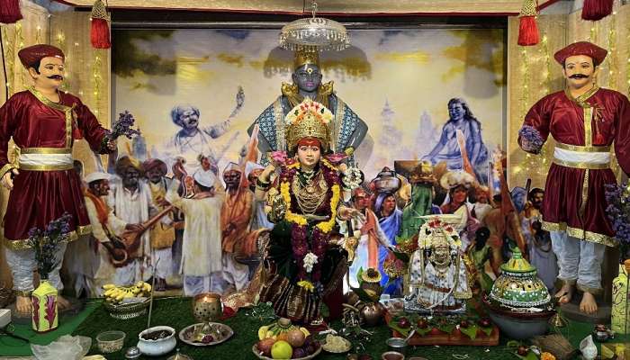 Navratri 2022 : देवीच्या रुपानं घरात आलेल्या महिलांना कुंकू लावताना 'या' चुका करु नका 
