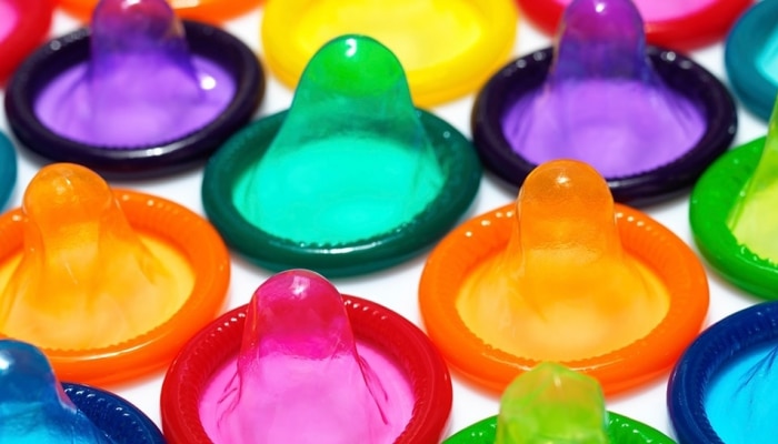 पावसापासून वाचवण्यासाठी पत्रकाराची अनोखी शक्कल; माईकवर लावला condom !