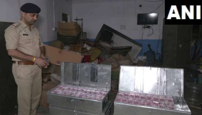 गुजरात पोलिसांनी Ambulanceमध्ये पकडल्या 25 कोटींच्या नोटा; आता सत्य आलं समोर
