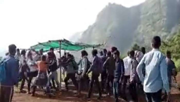 कळसुबाई शिखरावर तरुणांची हाणामारी; Video आला समोर