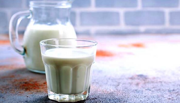 थंड की गरम? कोणतं दूध आरोग्यासाठी पिणं ठरतं फायदेशीर?