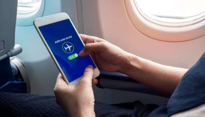 विमानात मोबाईल Flight Mode वर का ठेवला जातो? जाणून घ्या