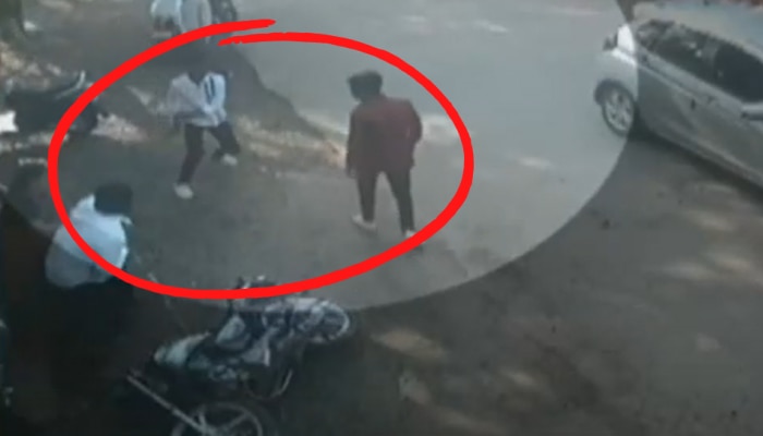 CCTV VIDEO : रस्त्यावर धिंगाणा घालणाऱ्या टोळक्यांची तरुणाला मारहाण, संपूर्ण घटना सीसीटीव्हीमध्ये कैद!