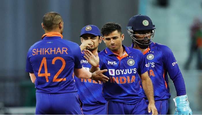IND Vs SA ODI: मोहम्मद सिराज, रवि बिष्णोईला झालंय तरी काय! Catch सोडल्यानंतर नेटकऱ्यांचा संताप