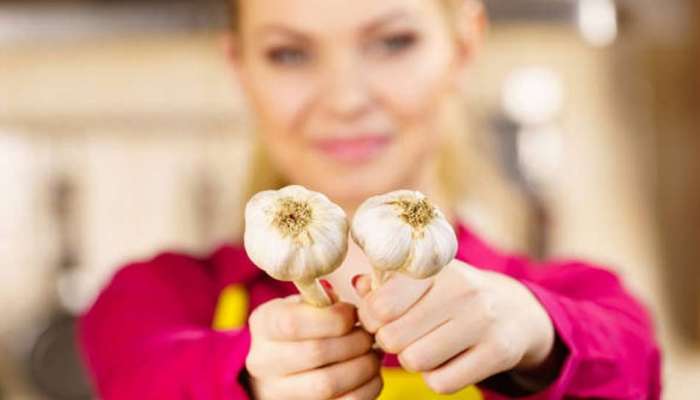 Garlic Benefits: रिकाम्या पोटी कच्चा लसूण खाणे फायदेशीर का आहे? या आजारांपासून संरक्षण मिळेल