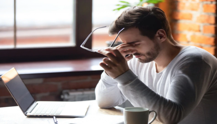 Tiredness in Office: ऑफिसमध्ये काम करताना येतोय थकवा, 'या' Simple Tips ने घालवा