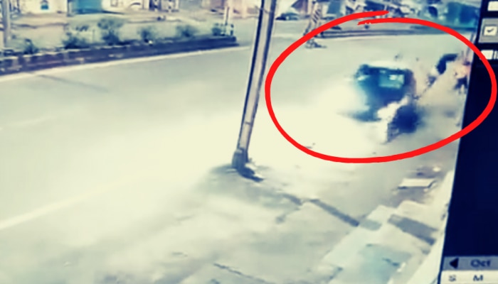 बापरे! कारच्या धडकेने तो 10 फूट उंच उडाला, घटनेचा धक्कादायक व्हिडीओ CCTV मध्ये कैद!