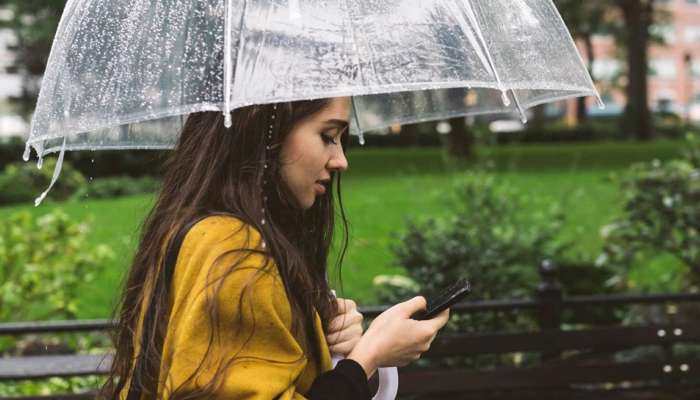 पावसामुळे तुमचा Smartphone खराब झालाय? मग असं ओळखा फोन waterproof आहे की नाही? 