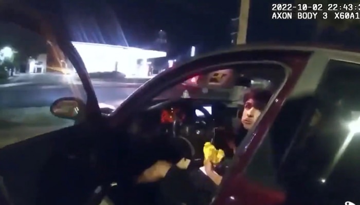 गाडीत बर्गर खात असताना तरुणावर पोलिसांचा गोळीबार, मग...पुढे काय झालं पाहा धक्कादायक VIDEO