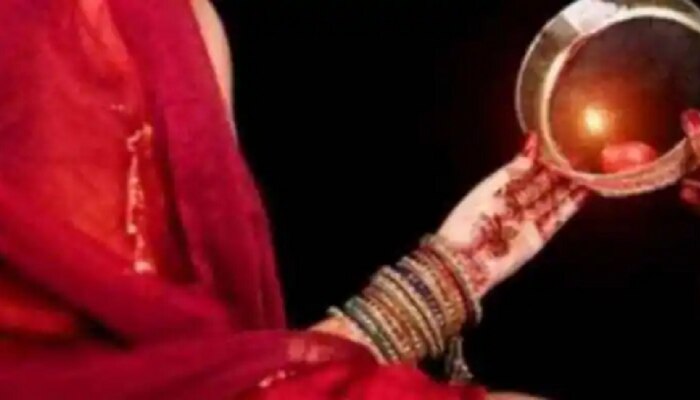 Karwa Chauth Gift Ideas: करवा चौथला &#039;हे&#039; गिफ्ट देऊन बायकोला खूश करा