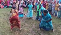 चापूनचोपून साडी, डोक्यावर पदर घेत कबड्डी खेळणाऱ्या महिलांसमोर 'प्रो कबड्डी'ही फेल...