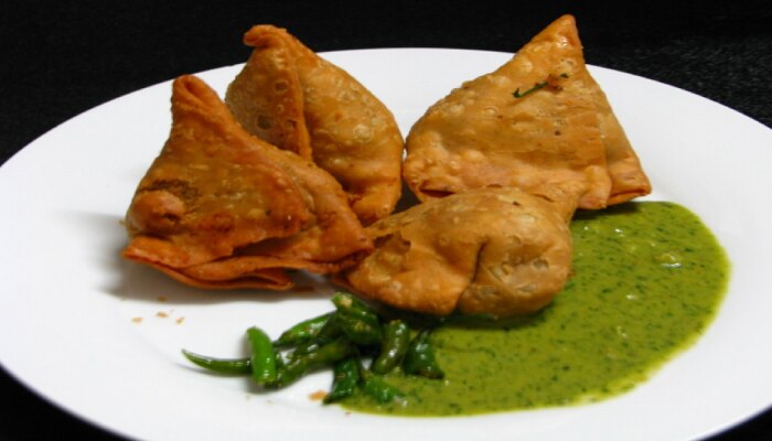 Samosa: &#039;देसी फॉर्च्युन कुकीज?&#039; ट्रेनच्या समोसामध्ये माणसाला सापडला...