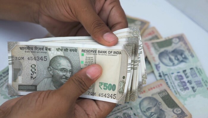 Vastu Tips Money: पैसे मोजताना अजिबात करू नका &#039;ही&#039; चूक; कंगाल व्हाल!