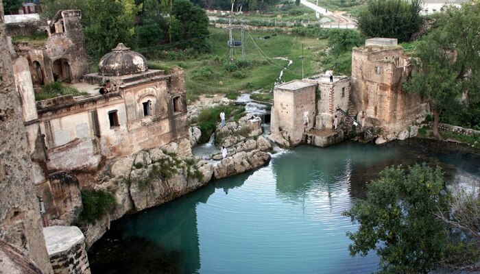 पाकिस्तानात आहे 5000 वर्ष जुने हिंदू मंदिर...जाणून घ्या इतिहास