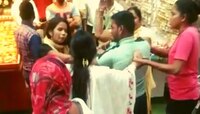 Karwa Chauth च्या दिवशी नवऱ्याला पत्नीने पडकलं रंगेहात, भररस्त्यात केली धुलाई