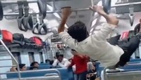 ट्रेनमध्ये अवतरला Spider Man, आला आणि सरसर वर गेला; Video Viral