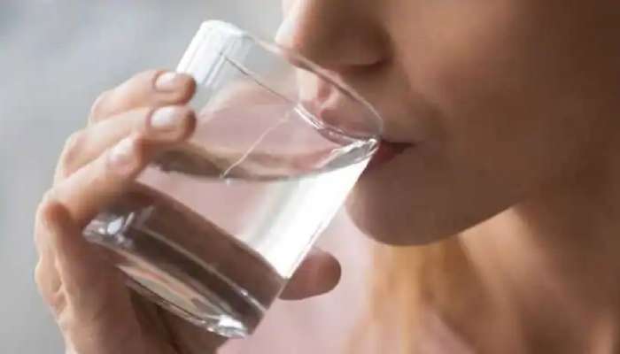 शरीर डिटॉक्स करण्यासाठी एका तासात किती पाणी प्याल?