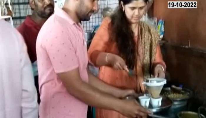 BJP Leader Pankaja Munde Made Tea At Tea Stall
