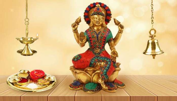 Maa Lakshmi Aarti : दिवाळीच्या पूजेनंतर या पद्धतीने करा लक्ष्मीची आरती, नशीब बदलेल; पडेल पैशांचा पाऊस 