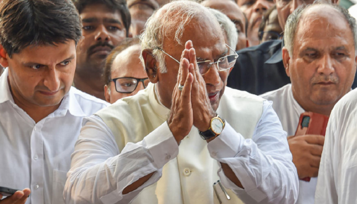 Congress President Election : मल्लिकार्जुन खरगे काँग्रेसचे नवे अध्यक्ष; 'इतक्या' मतांनी उडवला थरुर यांचा धुव्वा 