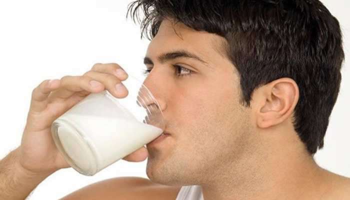 Men Health Tips: पुरुषांनो दुधात 'या' गोष्टी मिसळून प्या, स्टॅमिनाही वाढेल अन् होतील फायदेच फायदे