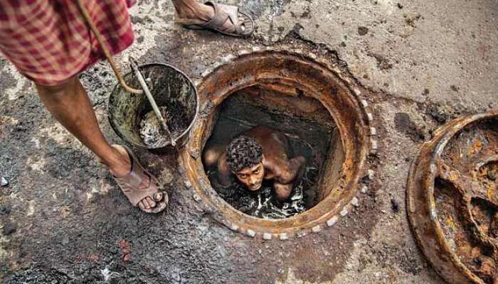 सफाई कामगारांच्या व्यथा कधी संपणार? अमृतमहोत्सवी वर्षातही समाजाला लाजवेल अशी अवस्था