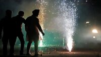 दिवाळींच्या फटाक्यांमुळे त्वचेचे, डोळ्यांचे नुकसान होऊ शकते, अशी काळजी घ्या