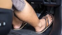 Challan Rules: चप्पल घालून फोरव्हिलर चालवणे योग्य की अयोग्य? जाणून घ्या