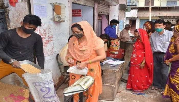 Aadhaar Card : मोफत रेशन घेणार्‍यांसाठी महत्वाची बातमी, &#039;या&#039; निर्णयाचा थेट फायदा करोडो लोकांना होणार