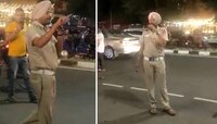 Video: रस्त्याच्या मधोमध उभं राहून पोलीस कर्मचाऱ्यानं गायलं गाणं, तुम्हीही म्हणाल...