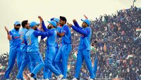 Dinesh Karthik : पोरानं मैदान मारलं अन् बाप टाचा वर करून घोळक्यात उभा होता!