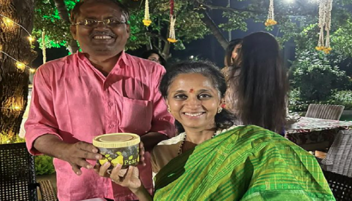 Diwali 2022 : सुप्रिया सुळेंसोबत असणारं हे 'जगात भारी' व्यक्तीमत्त्वं कोण? पाहा पवार कुटुंबांसोबत असणारा पडद्यामागचा कलाकार 