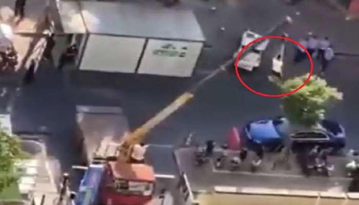 Video: कोरोना रुग्ण घरात लपून बसला होता, प्रशासनानं क्रेननं खेचून काढलं बाहेर आणि...