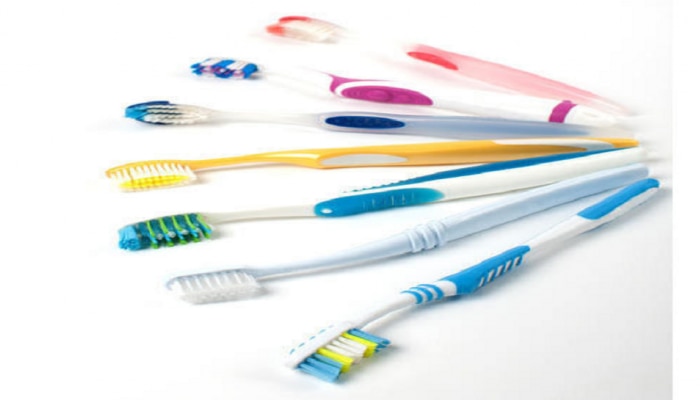 टूथब्रश निवडताना तुम्हीही करता या चुका ?..दातांच्या आरोग्याशी खेळू नका .. 