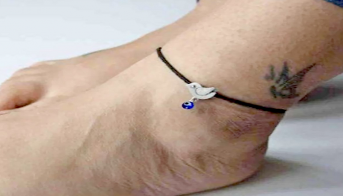 Black Thread : 'या' राशीच्या लोकांसाठी हात-पायांमध्ये काळा धागा बांधणे घातक  