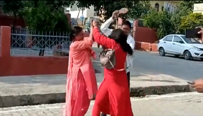 Women Fight On Road : रस्त्यावर दोन महिलांमध्ये 'दंगल'! 