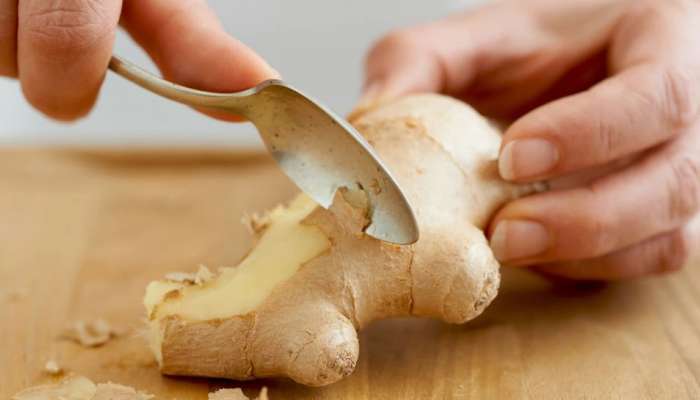 आल्याचं साल काढण होतं कठीण? 'या' 3 Tips चा करा वापर 