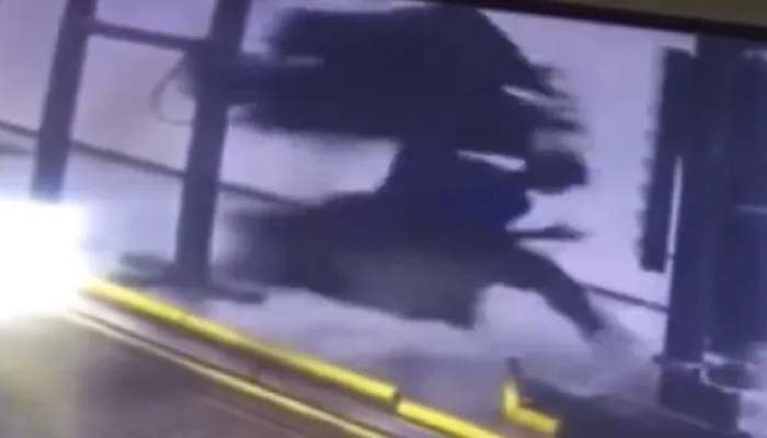 कार वॉशिंग मशिनमध्ये अडकला क्लिनर, थरकाप उडवणारा VIDEO आला समोर 