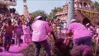 बाभळीच्या काट्यांच्या ढिगार्‍यात भक्तांचे लोटांगण; 300 वर्षांची परंपरा असलेल्या काटे