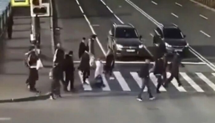 Road Accident : लोक रस्ता ओलांडत होती आणि... Video पाहून बसेल धक्का