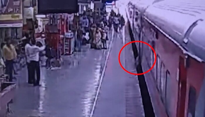 Viral Video : चालती ट्रेन पकडताना तोल गेला आणि प्लॅटफॉर्म-ट्रेनदरम्यान अडकला प्रवासी